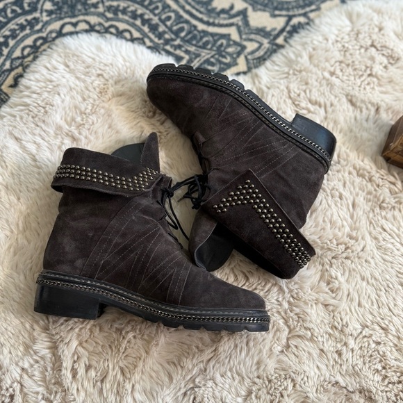 Stuart Weitzman Yadastud Chain-Link Fold Down Studded Ankle Grey Suede Size 7 - Picture 5 of 17